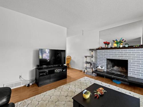 2603 Argyle Ave, Kamloops, BC - Indoor Photo Showing Living Room With Fireplace