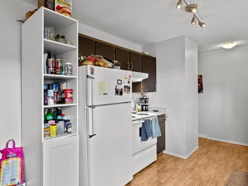 2603 Argyle Ave, Kamloops, BC - Indoor Photo Showing Kitchen