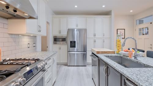 47-1960 Klo Road, Kelowna, BC - Indoor Photo Showing Kitchen With Stainless Steel Kitchen With Upgraded Kitchen