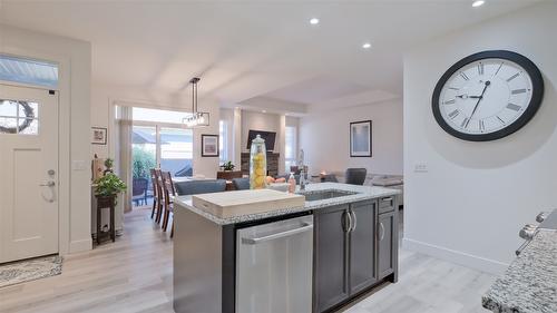 47-1960 Klo Road, Kelowna, BC - Indoor Photo Showing Kitchen