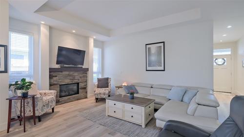 47-1960 Klo Road, Kelowna, BC - Indoor Photo Showing Living Room With Fireplace