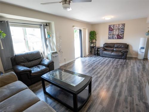 7-1020 Cedar Street, Okanagan Falls, BC - Indoor Photo Showing Living Room