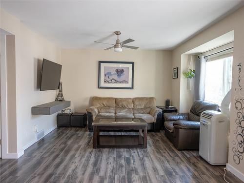 7-1020 Cedar Street, Okanagan Falls, BC - Indoor Photo Showing Living Room