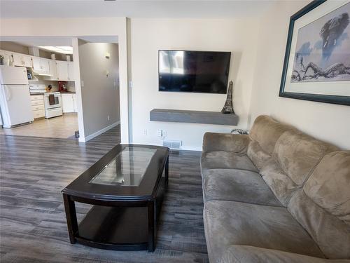 7-1020 Cedar Street, Okanagan Falls, BC - Indoor Photo Showing Living Room