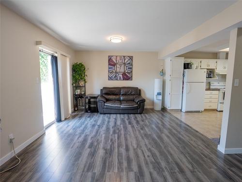 7-1020 Cedar Street, Okanagan Falls, BC - Indoor Photo Showing Living Room