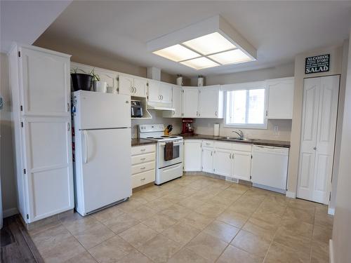 7-1020 Cedar Street, Okanagan Falls, BC - Indoor Photo Showing Kitchen With Double Sink