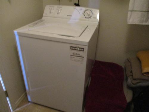 10-151 8Th Avenue, Salmon Arm, BC - Indoor Photo Showing Laundry Room