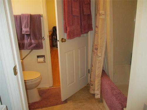 10-151 8Th Avenue, Salmon Arm, BC - Indoor Photo Showing Bathroom