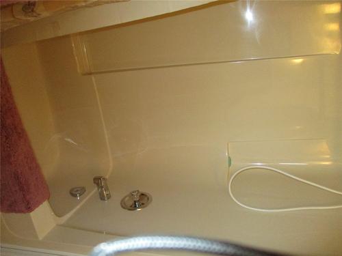 10-151 8Th Avenue, Salmon Arm, BC - Indoor Photo Showing Bathroom