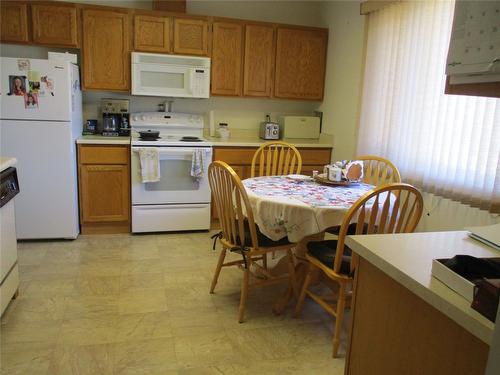 10-151 8Th Avenue, Salmon Arm, BC - Indoor Photo Showing Kitchen