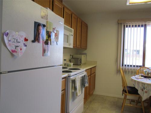 10-151 8Th Avenue, Salmon Arm, BC - Indoor Photo Showing Kitchen