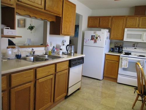 10-151 8Th Avenue, Salmon Arm, BC - Indoor Photo Showing Kitchen With Double Sink