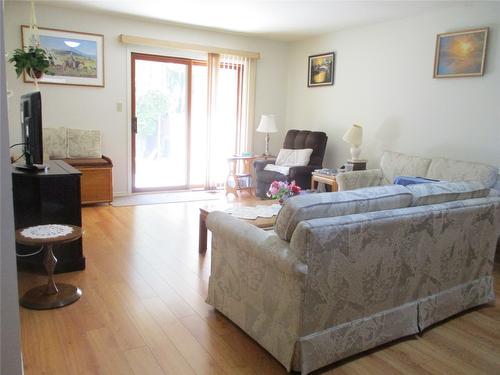 10-151 8Th Avenue, Salmon Arm, BC - Indoor Photo Showing Living Room