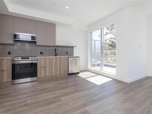 411-1301 Hillside Ave, Victoria, BC - Indoor Photo Showing Kitchen