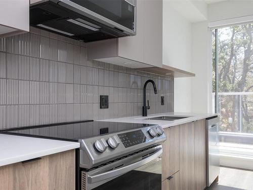 411-1301 Hillside Ave, Victoria, BC - Indoor Photo Showing Kitchen