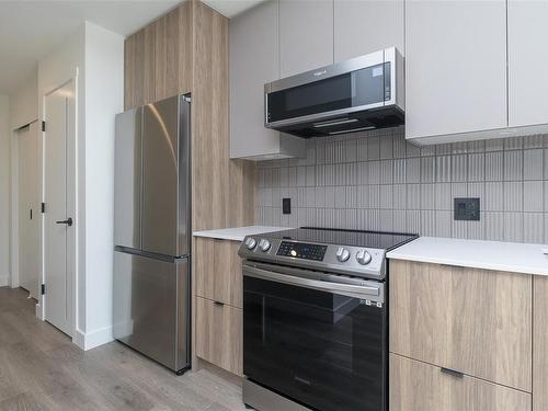 411-1301 Hillside Ave, Victoria, BC - Indoor Photo Showing Kitchen With Stainless Steel Kitchen