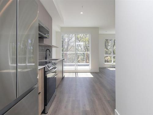 411-1301 Hillside Ave, Victoria, BC - Indoor Photo Showing Kitchen