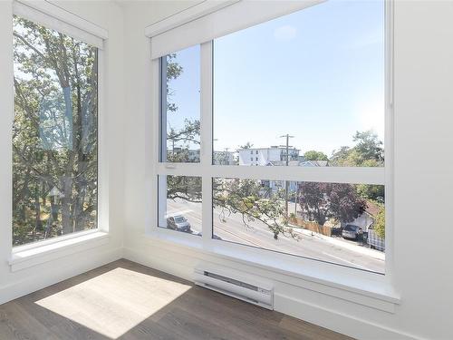 411-1301 Hillside Ave, Victoria, BC - Indoor Photo Showing Other Room