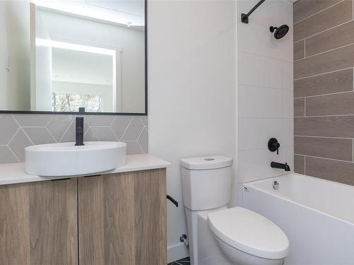 411-1301 Hillside Ave, Victoria, BC - Indoor Photo Showing Bathroom