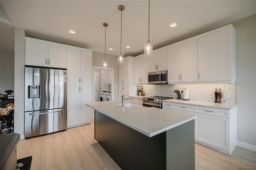 29 Oak Bridge Way, East St Paul, MB - Indoor Photo Showing Kitchen With Double Sink With Upgraded Kitchen