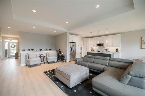 29 Oak Bridge Way, East St Paul, MB - Indoor Photo Showing Living Room