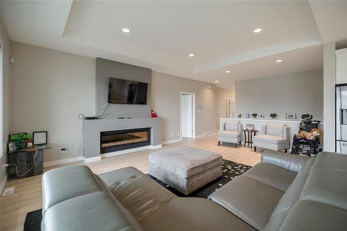 29 Oak Bridge Way, East St Paul, MB - Indoor Photo Showing Living Room With Fireplace