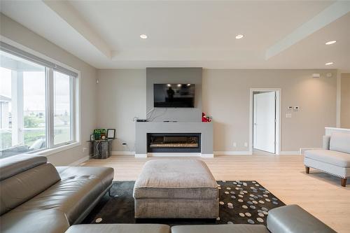 29 Oak Bridge Way, East St Paul, MB - Indoor Photo Showing Living Room With Fireplace