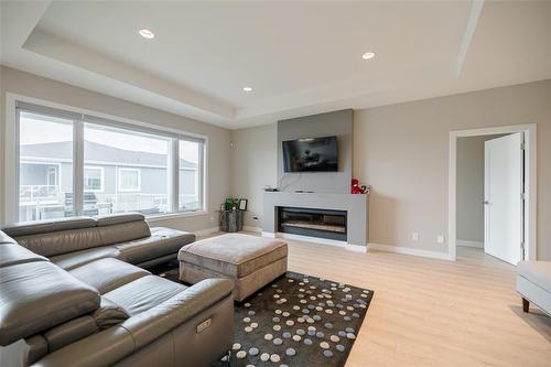 29 Oak Bridge Way, East St Paul, MB - Indoor Photo Showing Living Room With Fireplace