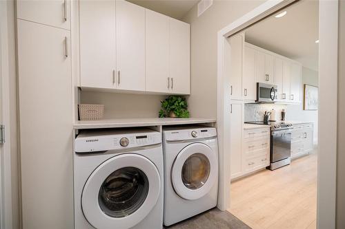 29 Oak Bridge Way, East St Paul, MB - Indoor Photo Showing Laundry Room