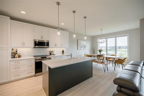 29 Oak Bridge Way, East St Paul, MB - Indoor Photo Showing Kitchen With Upgraded Kitchen