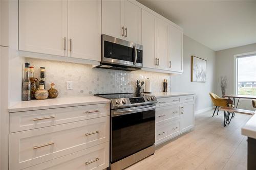 29 Oak Bridge Way, East St Paul, MB - Indoor Photo Showing Kitchen With Upgraded Kitchen