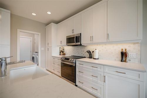 29 Oak Bridge Way, East St Paul, MB - Indoor Photo Showing Kitchen With Upgraded Kitchen