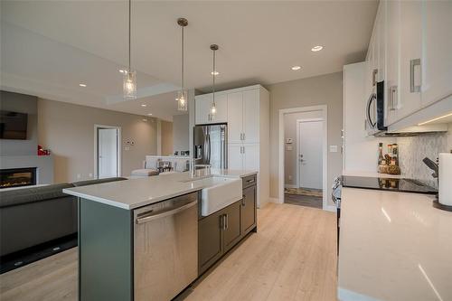 29 Oak Bridge Way, East St Paul, MB - Indoor Photo Showing Kitchen With Upgraded Kitchen