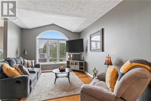 647 Kennard Crescent, Kincardine, ON - Indoor Photo Showing Living Room