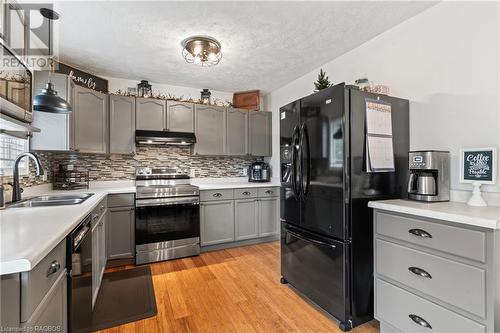 647 Kennard Crescent, Kincardine, ON - Indoor Photo Showing Kitchen With Double Sink With Upgraded Kitchen