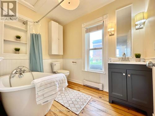 45 Catharine Street, Belleville, ON - Indoor Photo Showing Bathroom