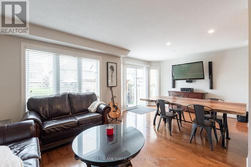 3215 Bayham Lane, London, ON - Indoor Photo Showing Living Room