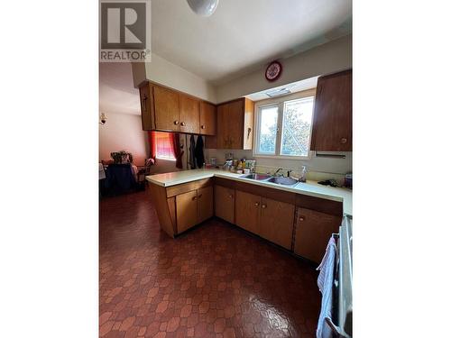 939 Kirkland Place, Kamloops, BC - Indoor Photo Showing Kitchen With Double Sink