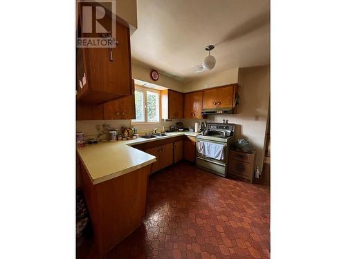 939 Kirkland Place, Kamloops, BC - Indoor Photo Showing Kitchen With Double Sink