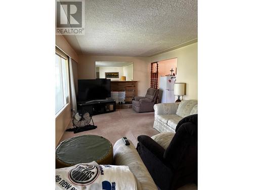 939 Kirkland Place, Kamloops, BC - Indoor Photo Showing Living Room