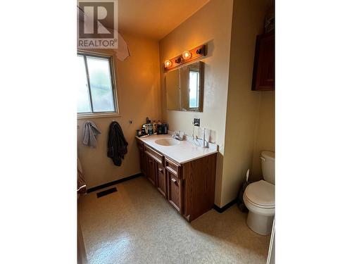 939 Kirkland Place, Kamloops, BC - Indoor Photo Showing Bathroom