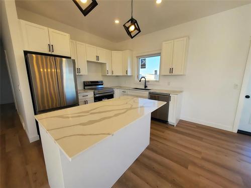 14 Van Riesen Way, Niverville, MB - Indoor Photo Showing Kitchen