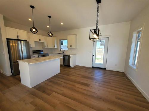 14 Van Riesen Way, Niverville, MB - Indoor Photo Showing Kitchen