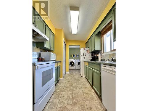 131 Lakeview Avenue, Williams Lake, BC - Indoor Photo Showing Kitchen