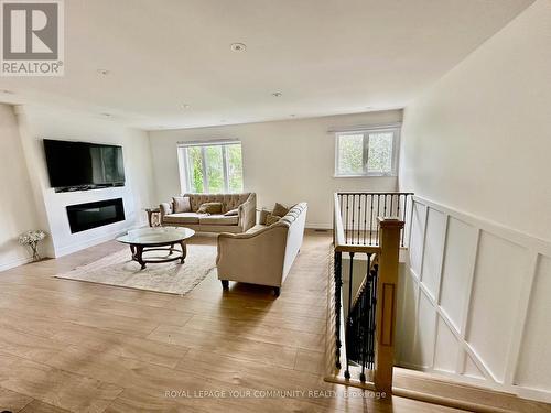 29 Plank Road, East Gwillimbury, ON - Indoor Photo Showing Living Room