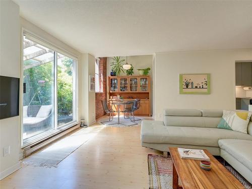 102-120 Douglas St, Victoria, BC - Indoor Photo Showing Living Room