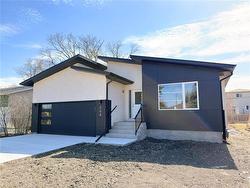 308 Woodbine AVE  Winnipeg, MB R2V 4W4