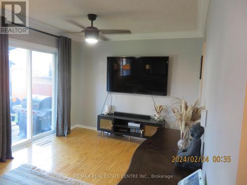 23 Wice Road, Barrie (Holly), ON - Indoor Photo Showing Living Room