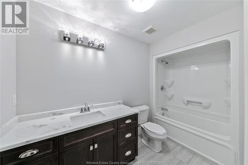 2512 Mayfair South, Lasalle, ON - Indoor Photo Showing Bathroom