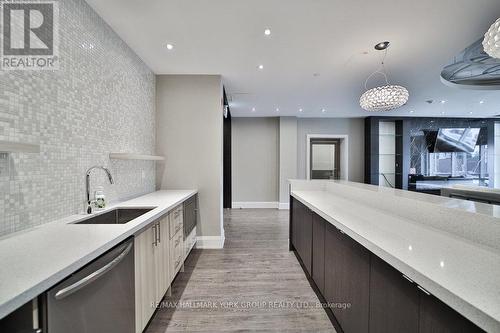 303 - 15277 Yonge Street, Aurora (Aurora Village), ON - Indoor Photo Showing Kitchen With Upgraded Kitchen